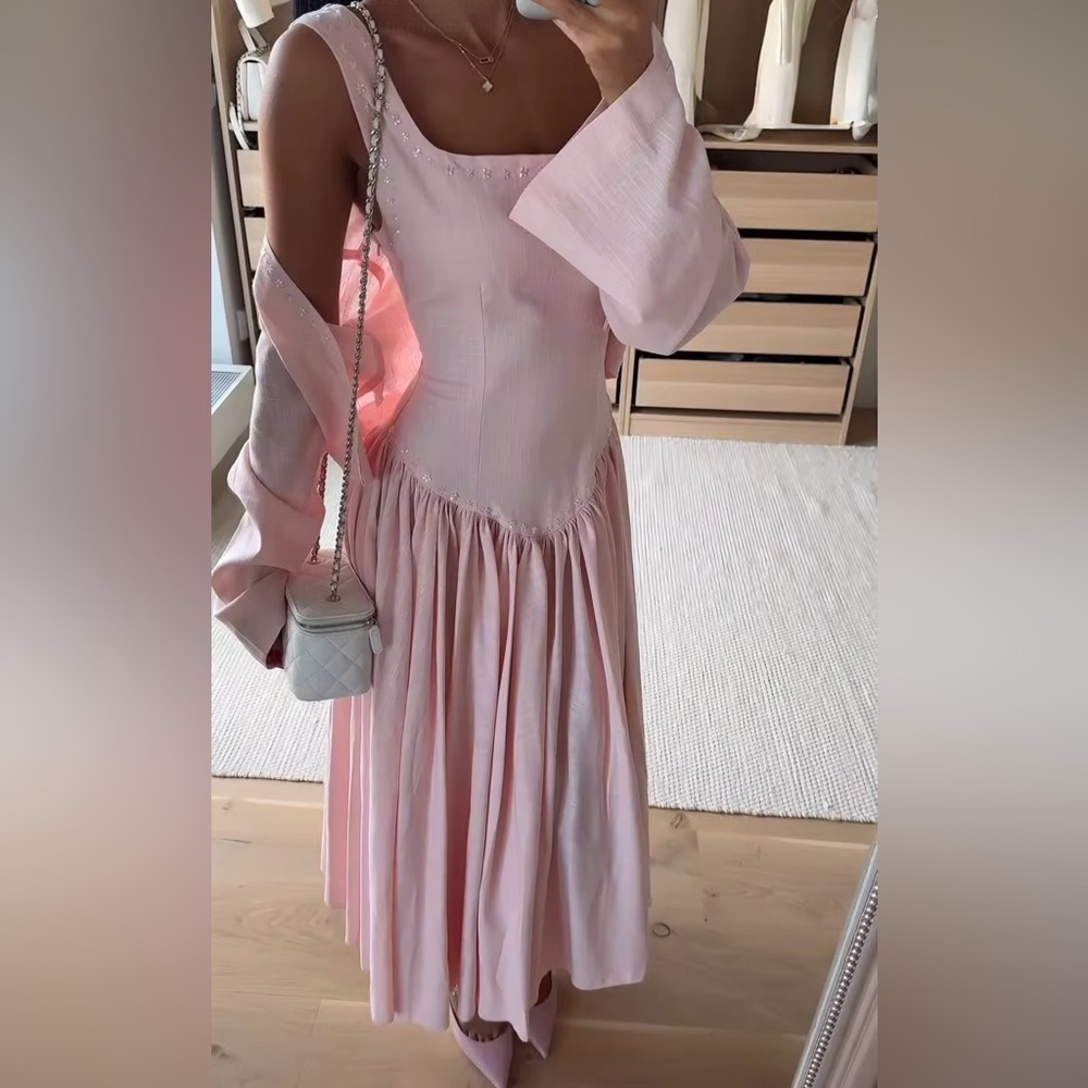 Elegant Pink Sleeveless Dress - Picture 2 of 4